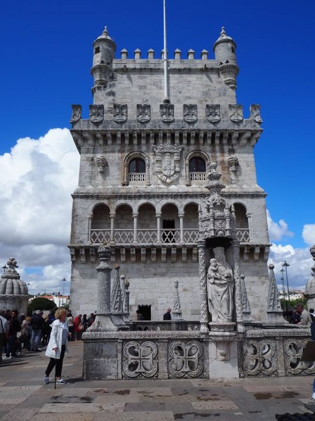 上へあがると１階のテラス～！ステキ！<br />建物の装飾が近くで見えるの。ここの装飾も素敵。これもマヌエル様式かな。