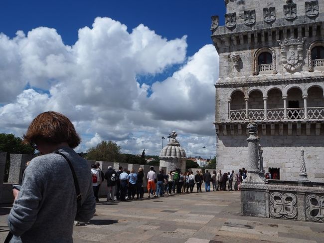 この上は時間を切ってあげてるみたいなので、行列してしばし待ち。登ってみたら狭い階段で、しかも上りと下りを同じ階段使うみたいだから 仕方がないね。
