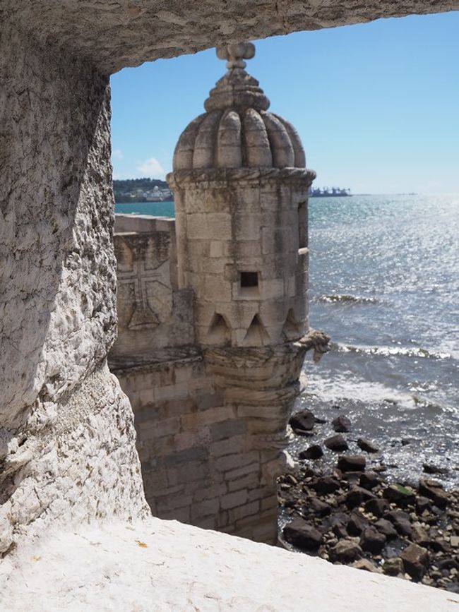 １階は司令官の間で、窓から覗くと監視塔が近くに見えるの。