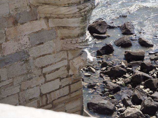 凄ーく細いところを入ったところにあった窓から外を除くと、サイの排水口も見えたよ。 (15:10-16:10)