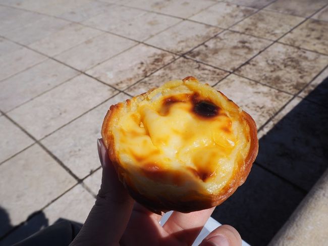 さっき買ったパステル・デ・ナタをいただきながら、塔を鑑賞。この塔は中より外観の方が綺麗かもね。<br />で、パステル・デ・ナタはめっちゃ美味しかった～♪皮はさっくり、中はとろーり。程よい甘さで、あとを引くなぁ。これはおススメの一品！ 