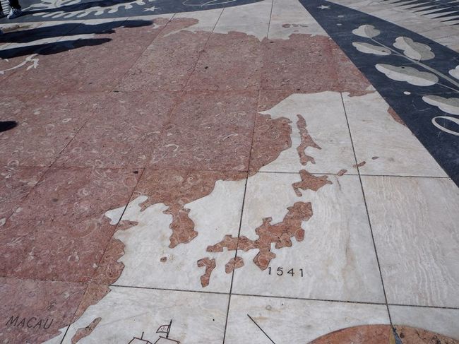 そしてこのモニュメントの足元には世界地図があるのよ。皆さん、観光してるので足がない状態で写真撮るのはなかなか難しかったけど。 ポルトガルが各国を発見した年号なのよね。日本は1541年。戦国時代かぁ。ポルトガルの人の目にはどう写ったんだろうね。(14:45-14:55） 