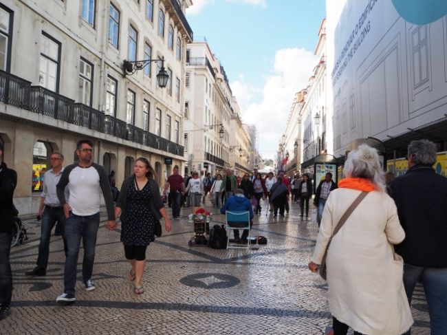 アウグスタ通りを散策しながらホテルへ。