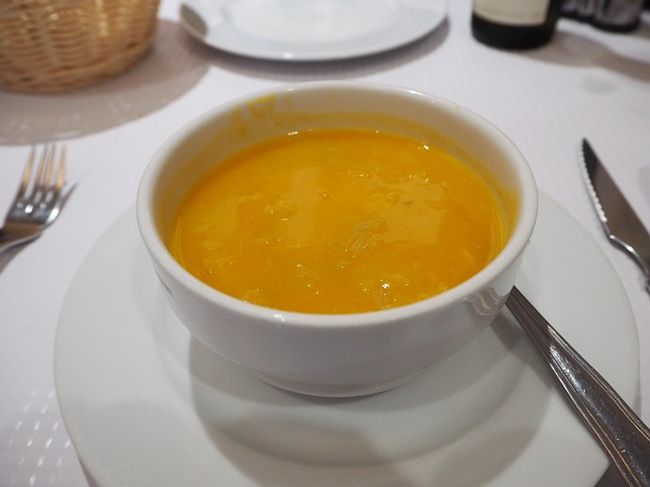 まずは野菜スープ。玉ねぎとキャベツのスープだね。見た目と違って、わりとさっぱり。