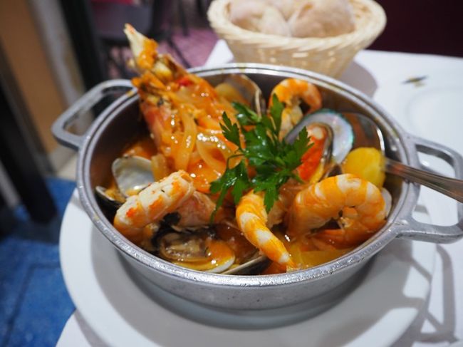 そして出てきたブイヤベースもどき。うわっ！スモールポーションでこれですかっ！？しかも半身とは言えロブスターがいる。。。。ブラックタイガーっぽいエビにムール貝、あさり、などなど。これ、一体いくらするんだ。。。。<br />結局、トータル41ユーロ。。。やっちゃったけど最後の晩餐だし美味しかったし、1回くらいはまあいっか(^^;)。(19:10-20:10） 