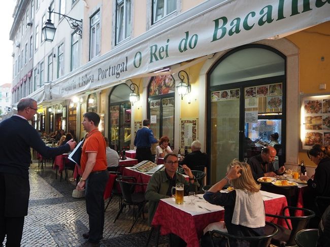 ホテルで1時間ほど休憩。それからポルトガル最後の夕食へ。<br />今日は両脇にレストランが立ち並んでいるコレイロス通りで、適当なシーフードレストランへ。冷凍素材をつかったメニューと生素材を使ったメニューがあるそうでもちろん生の方をおススメされたので、ブイヤベースみたいなのを頼んでみました。時価、だけどSmall Portionにしてもらったし、そんなに高くはないでしょ。