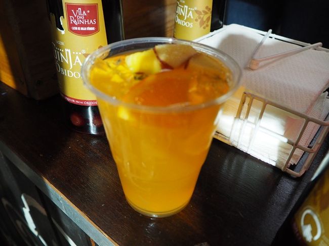 サングリア屋さんがあったので、サングリアを飲みながら夜景を鑑賞。(20:30-21:00） 