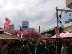 駅前には屋台でにぎやか。