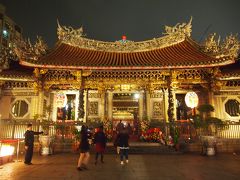 台北随一のパワースポットと言われる「龍山寺」はいろんな神様が祀られてるので、
中心となる観世音菩薩の他、自分の願い事に合った神様の前に行きお願いすると良いと思います