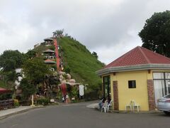 入り口で50ペソを支払い、展望台の入口へ。ここで車を降りて階段を登ります。

ちなみに入り口にはレストランと土産物屋があります。