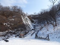 9:45頃、トンネルを抜けて「オシンコシンの滝」に到着！
この滝は昨夏も訪れました。
https://4travel.jp/travelogue/11386269

階段は埋まり雪面がアイスバーンになっている箇所が結構あるので、手摺につかまって登りました。