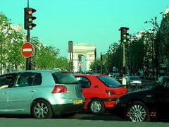 4月22日(日)の夕刻にパリのシャルルドゴール空港に着きました。
Paris：エトワールの凱旋門を望む。