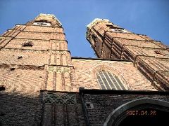 葱坊主のような形の塔が二つ聳えているFrauenkirche教会の中に入りました。ドイツ語の"Frauenkirche"とはフランス語で言うとノートルダム、英語で言うと"Our Blessed Lady"だそうです。ステンドグラスが白っぽくて明るい教会でした。