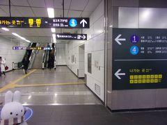 ソウル駅に到着です(^_-)-☆。
「１０」番出口を目指します。