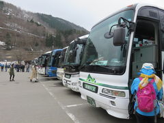 バスが停まっている白川郷の広大な駐車場。