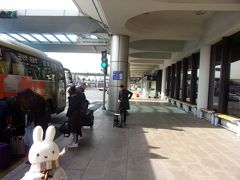 金浦国際空港に到着しました。
実はこの時にバス酔いをしてしまいまして(◎艸◎;)。
ヤバかったぁ～。
到着してくれてホントに良かったというのは言うまでもありません。