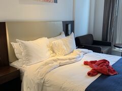 結局、私の方のsimはスマホもwi-fiルーターの方でも、うまく反応しませんでした。
予備で持っていっていた動画だけが入ったiphoneに入れるとなぜか開通しましたが、両方とも夫の端末なので、意味なし（笑）

香港駅に到着して、K2バスでホテルの目の前まで、移動は順調スイスイ。
少しだけチェックイン時間より早かったけど、何の問題もなく、部屋に通してもらえました。