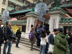 頑張ってのぼって、何とか到着。
参拝にものすごい人が並んでいます。
何だか分からないけど、お線香買わないと入れそうにない雰囲気だったので、行列にならんでお線香購入。
受験シーズンだからかな。
入り口にはしだれ梅？のような綺麗なお花が飾ってあって、そこにたくさんお願い事が飾ってありました。