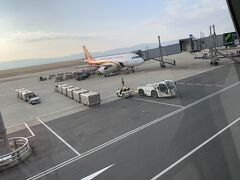 今回のフライトは、初めての香港航空。
前日にwebチェックインとチケット発券を済ませていたので、荷物預けもなく、スムーズに行けたのに、なんと使用機がまだ到着してない！！

上の写真では、15分ディレイになっていましたが、結局使用機が到着したのは、もう本来なら搭乗開始してるんじゃない？！という時間でした。