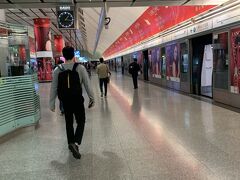 若干シートベルトを嫌がる瞬間もありましたが、スマホに各種動画を入れていたおかげもあって、とても良い子に過ごせ、無事到着しました。

機内で、横の日本人らしきお姉さんたちは、入国カードをもらえたようだったんですが、私たちはタイミングを逃してしまいました。

今回、simカードはアマゾンで購入していったので、夫と機内でsim交換して準備万端。
でも、なぜか私のスマホだけアクティベートを要求され、しかも到着してからIDとパスワードを入れるも、はじかれる・・・

娘は退屈して早く行こうと急かすし、夫と2人で入国カード＆スマホの設定に悪戦苦闘・・・

こうならないために、simカード買っていったのに・・・(TT)

私のスマホにkkdayで購入したエアポートエクスプレスのデジタルチケットが入っていたので、仕方なくもう一度もとの国内simに交換し、機内モードのまま行動開始。

とりあえず、空港で両替しエアポートエクスプレスに乗車。