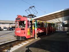 高知へは後免駅経由の方が早いけど、せっかくなので
後免町駅から、とさでんの路面電車に乗って
はりまや橋方面へ向かう。なかなか年季が入った車両で、
ドアブザーは昔なつかしの電磁大光ブザー（「ギー！」って鳴るやつ）
