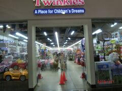 グアム プレミア アウトレット (GPO)のおもちゃの店
Twinklesです。
小学生の孫もいるので覗いてみました。