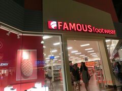 グアム プレミア アウトレット (GPO)の
Famous footwear に入って運動靴を見て回りました。
ニューバランスの運動靴が履き心地良く買って散歩に履いているので
いくらかなと。
5000円から7000円が多かったと思いますがどうでしょうか？
日本で買った方がいいですね。