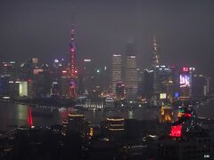 中国・上海『BVLGARI HOTEL SHANGHAI』

『ブルガリホテル上海』からの夜景の写真。

旧正月明けから日が経っているのもかかわらず、PM2.5の影響で
浦東（プードン）方面の高層ビル群がきれいに見えません。

『東方明珠電視塔』、『金茂大厦』、『上海環球金融中心』、
『上海中心大厦』などがそびえたっています。2月に来て失敗でした。

以前、北京に行った際もひどい目に遭いました。
私はアレルギー体質ではないのに、空気が悪すぎて咳が出た記憶が。

お隣のソウルでも昨日、PM2.5の濃度が「非常に深刻」の段階に
分類される基準値を大幅に超えていました。