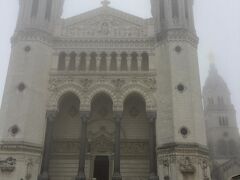 モノレールを降りて直ぐに
フェルヴェール教会はあります
霧に包まれていました
