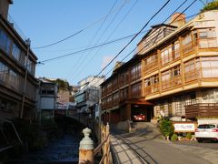 温泉街。
観光バスが停まっているところもあれば、ベランダに草が茂っていて営業していなさそうな宿もあれば、といった感じです。
付近にはコンビニもないので、朝すぐ出発するのでない限り宿で朝食を頼んだ方がよさそうです。