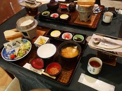 お宿の朝ごはん。
朝から豪華！

朝食メニューは特に聞かれなかったので、これ1つなんだと思います。