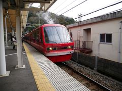 駅構内のお土産屋さんを見たりしてから電車の時間が近づいたのでホームへ。
赤い電車が入ってきました。
電車内は河津への観光客でぎゅうぎゅうに混み合っていました。