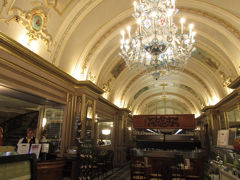 聖ヨハネ大聖堂を見学した後は、同行者が行きたがっていた銀細工の店へ行きました。個人店も17:00までというのが多く、この店もそうでしたので急いで行きました。

そのあと、コルディナでお茶をしました。
豪華な内装が印象的です。