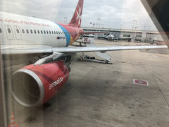 フィウミチーノ空港からいよいよマルタへ。
この日は天気も良く、特に問題はなさそうだったのですが、ボーディング時間を過ぎても搭乗が始まりません。理由も分からなかったのですが、みなさん列を作って搭乗を待っていたので同じように待ちました。結局40分程遅れて搭乗開始。

機内に入り席に着いたら、朝からの疲れがきて寝てしまいました。よく寝たと思って起きたら、まだ出発していません。時計を確認すると、既に11:10。かなり遅れていますが、みんなそんなことを気にしていないようで、ずいぶん穏やかな雰囲気でした。なんて心が広いんだ。

結局マルタには、予定より1時間以上遅れて到着しました。
空港からホテルまで送迎をお願いしていましたが、これほど遅れたうえに連絡もできていないので、きっと帰ってしまっただろうと思っていました。手間だなと思いながら到着ゲートを通ると、なんと自分の名前が書かれたプレートを持った優しそうなおじさまが待っていました！ドライバーさんです。マルタ人、なんて優しい！と感動しました。