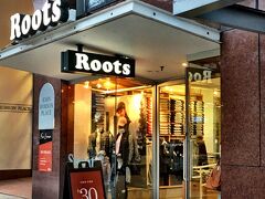 もうひとつの目的地に到着しました。
Rootsの店舗はこの通り沿いに2つあって、Nordstormに近い大きい店舗は大人用のみの取り扱いです。
そのまま2ブロック直進したこちらには、大人用と子供用が揃ってます。
