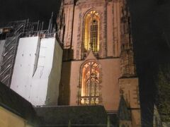 　フランクフルトの大聖堂。教会は１３～１５世紀にゴシック様式で建築されました。高さ９５ｍの塔は１４１５年に建築が始まり、完成したのは１８７７年です。