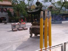 大仏のすぐ脇にある、ポーリン寺。
この3本のお線香は、人の背丈ほどもある大きさです。
お寺もひと回りして来ました。