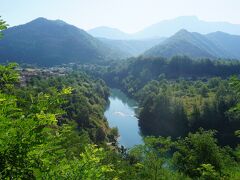 スプリットに向かう途中の休憩でボスニア・ヘルツェゴヴィナのプリディンジェ自然公園を流れるネレトヴァ川と周囲の山々、森林。