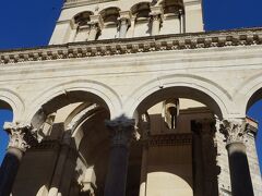 宮殿の中心部にあるペリスティルという広場にある聖ドムニウス大聖堂はディオクレティアヌス帝の霊廟として建てられたが、後にキリスト教の教会として使われるようになった。