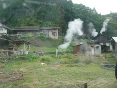 　翌日、「阿蘇鶴温泉ロッジ村」を後に、通りなれた細い農道を抜け、池山水源のある産山村へと向かう。
　ここはその途中にある「岳の湯温泉」だ。田や道の脇、石垣の隙間から湯けむりが立ち上っており、驚かされる。