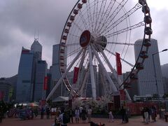 梅窩からのフェリーは、中環のスターフェリー乗り場のすぐ脇の埠頭に到着。
船の中で検討した次の目的地は、
これぞ香港というところへ向かうことにしました。
とりあえず、地下鉄の駅までお散歩です。