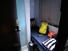今回の宿はBOOKING.COMで見つけた、MICROHOTEL。
個室なのに1泊220ドルと、まあまあリーズナブル。
佐敦站駅と油麻地站のちょうど真ん中。
旺角まで徒歩圏なので、夜の街の散歩には最適です。
ただし、部屋が狭い！ベッドが狭い、トイレが狭い。
まさに香港のバックパッカーの宿という感じです。