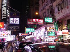 宿から徒歩で、旺角まできました。
土曜日ということもあり、かなりの人で街中は賑わっています