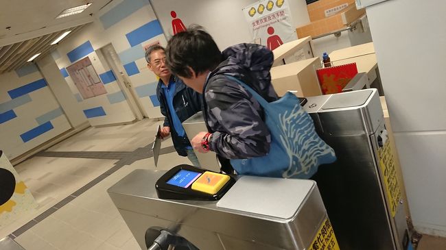 ３日目。<br />朝御飯はなんだったっけ。歩きながらケーキ屋のエッグタルトなどむしゃむしゃやりました。2歳児も生まれて初めてのエッグタルトを、ぱくぱく食べました。<br /><br /><br />旦那念願の九龍公園のプールへ。<br />改札機に直接１７香港ドル コインを投入して入場する。最初しくみがわからずとまどっていたら、係のおじさんが身振り手振りで教えてくれた。<br />その後更衣室のロッカーで５香港ドルが必要らしい。<br /><br />