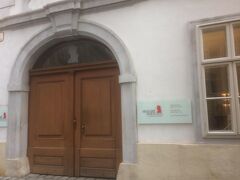 近くには、モーツァルトハウスがありました。中には入らず外から写真をパシャリ。