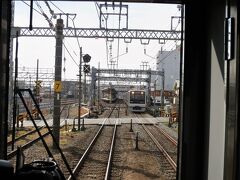 ・相武台前駅を通過。

■駅名の由来
開業当初は「座間駅」で、後に「士官学校前」と改称しましたが、、「士官学校前」だと、敵国が日本本土に攻撃を行う際、標的にされてしまうことから昭和天皇が「士官学校」の別名として「相武台」と命名し、駅名も「相武台前」と改称しました。