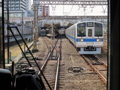 ♪第三場内注意、制限45
各駅停車新宿行［2000形］とすれ違います。

■ロマンスカーミュージアム
2021年春、海老名駅隣接地に「ロマンスカーミュージアム」がオープンする予定で、歴代のロマンスカーを展示します。詳しくは下記をご覧ください。

・ロマンスカーミュージアム（小田急電鉄）
　https://www.odakyu.jp/news/o5oaa100000194w1-att/o5oaa100000194w8.pdf#search=%27%E3%83%AD%E3%83%9E%E3%83%B3%E3%82%B9%E3%82%AB%E3%83%BC%E3%83%9F%E3%83%A5%E3%83%BC%E3%82%B8%E3%82%A2%E3%83%A0%27