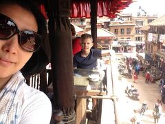 タクシーでバクタプル到着。
小１時間ほどかかりました。

バクタプルはカトマンドゥ盆地で３番目に大きな町で
もちろん世界遺産に登録されている古都です。

Cafe Nyatapolaという店で休憩。
