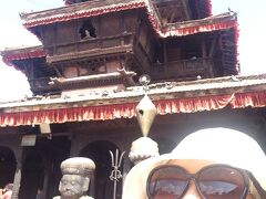 タチュバル広場に到着すると
中央に、Dattatraya Temple（ダッタトラヤ寺院）。

かなりご陽気な写真になっている点は
ご容赦ください（笑）

本当は、この前に
ガルーダが乗った塔が建っているのですが
うかれていて、塔を入れてません。
すんません。