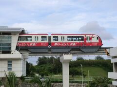 あっ！
沖縄に京急が‥

京浜急行電鉄では，羽田空港国内線ターミナル駅の開業20周年を記念して、北は北海道から南は沖縄まで、全国下記の鉄道事業7社とバス事業1社で「京急ラッピング車両」が運転されているそうです。

北海道...北都交通(バス)
東京都...多摩モノレール
大阪府...大阪モノレール
香川県...高松琴平電気鉄道(ことでん)
広島県...広島電鉄
長崎県...長崎電気軌道
鹿児島...鹿児島市交通局
沖縄県...沖縄都市モノレール(ゆいレール)